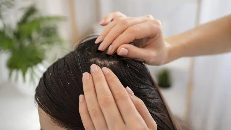 Así es como el agua caliente te está dañando el cuero cabelludo