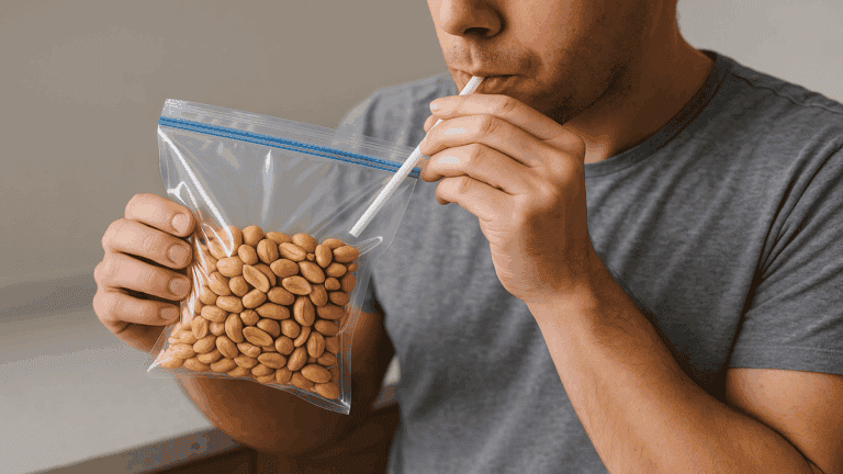 El truco de la pajita para sellar bolsas: ¿útil o peligroso?