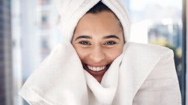 Evita este error común al secarte la cara si quieres evitar el acné y la sensibilidad