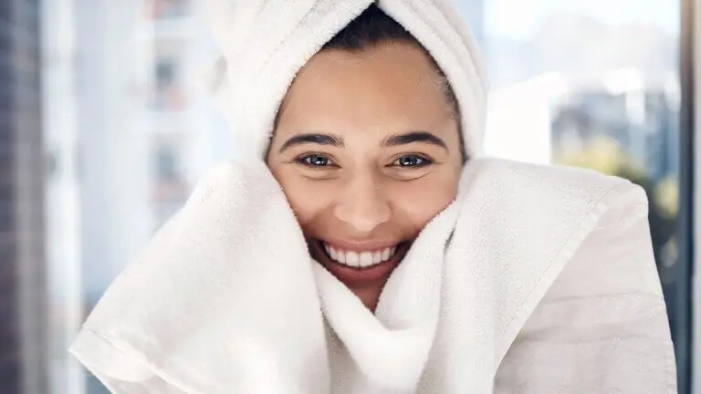 Evita este error común al secarte la cara si quieres evitar el acné y la sensibilidad