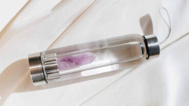 Tomar agua con cuarzos y sus supuestos beneficios