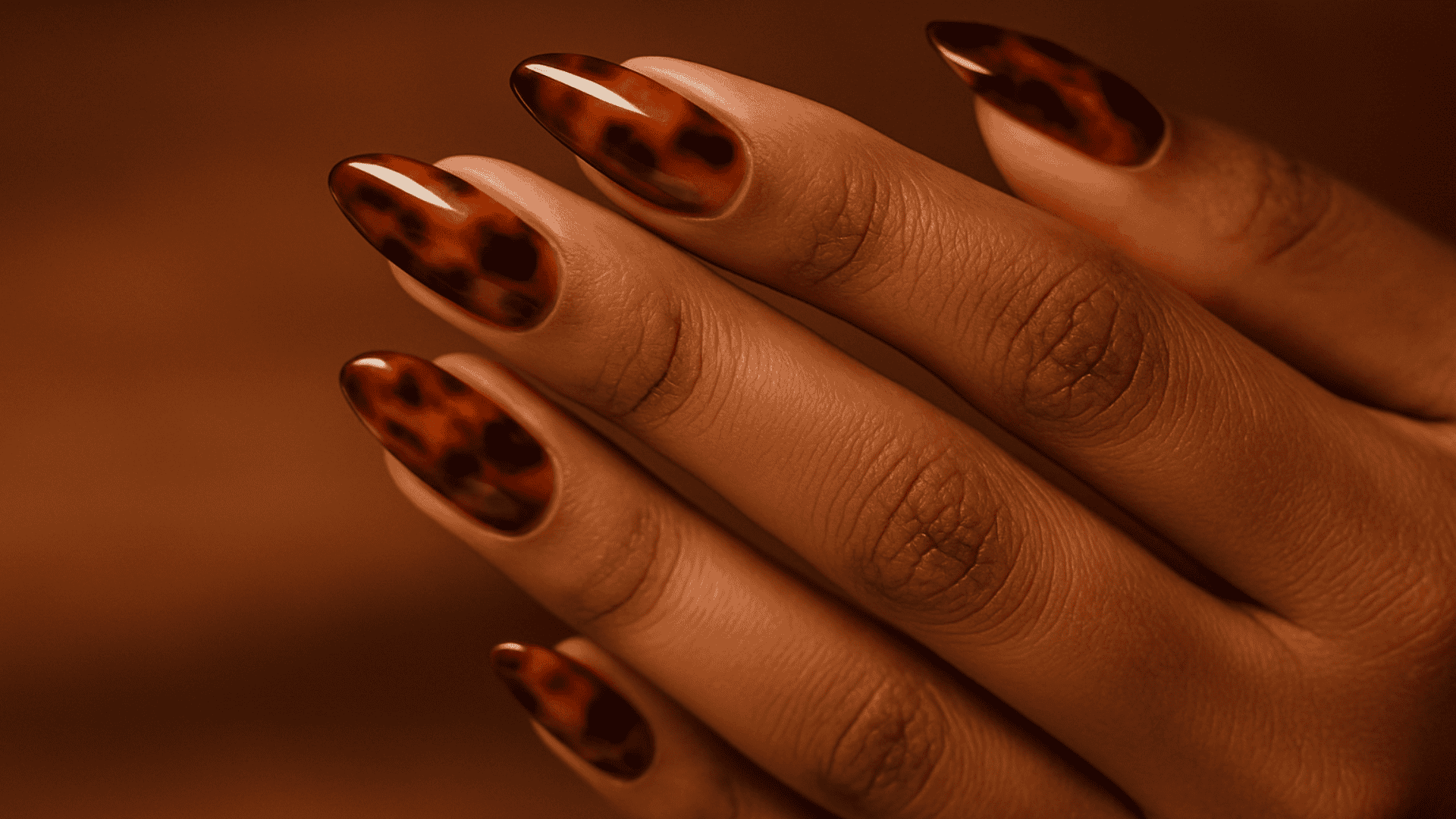 Uñas estilo carey.
