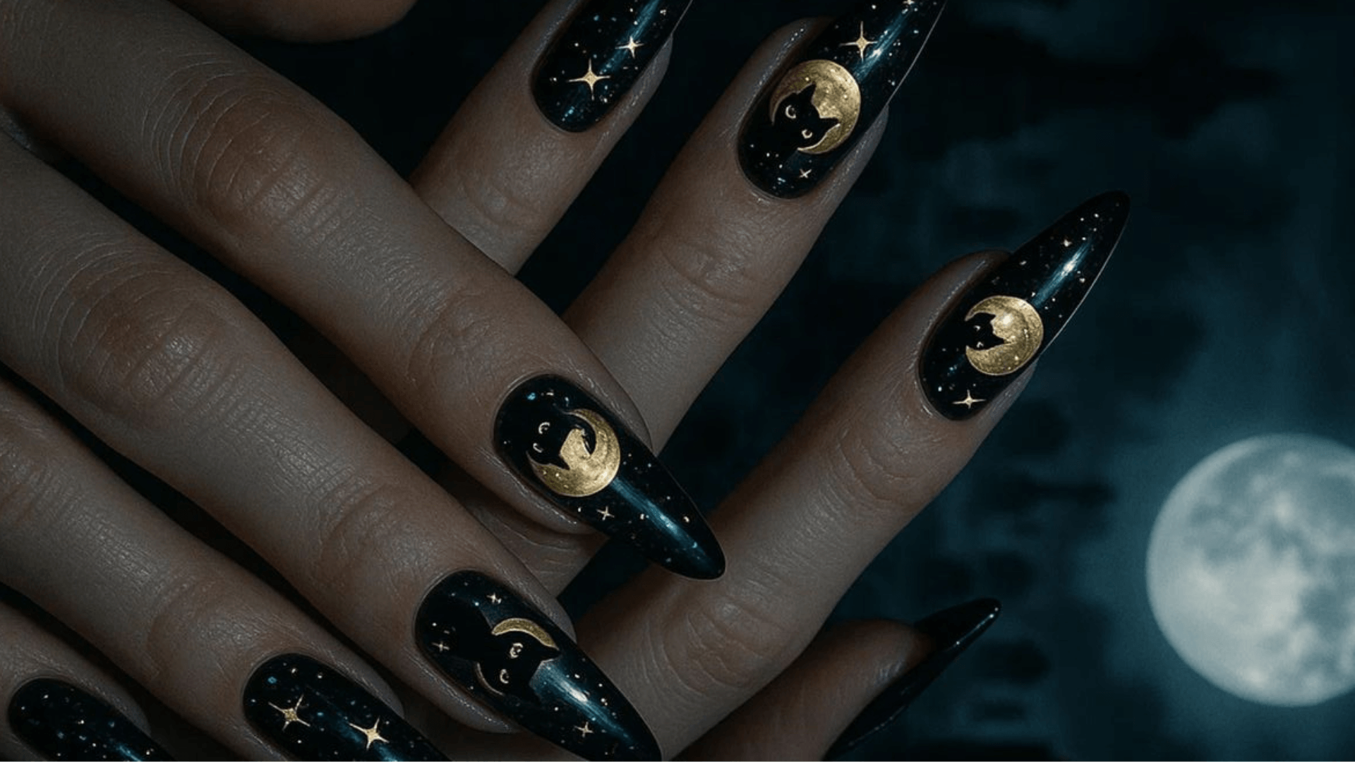 Manicura con gatos y luna.