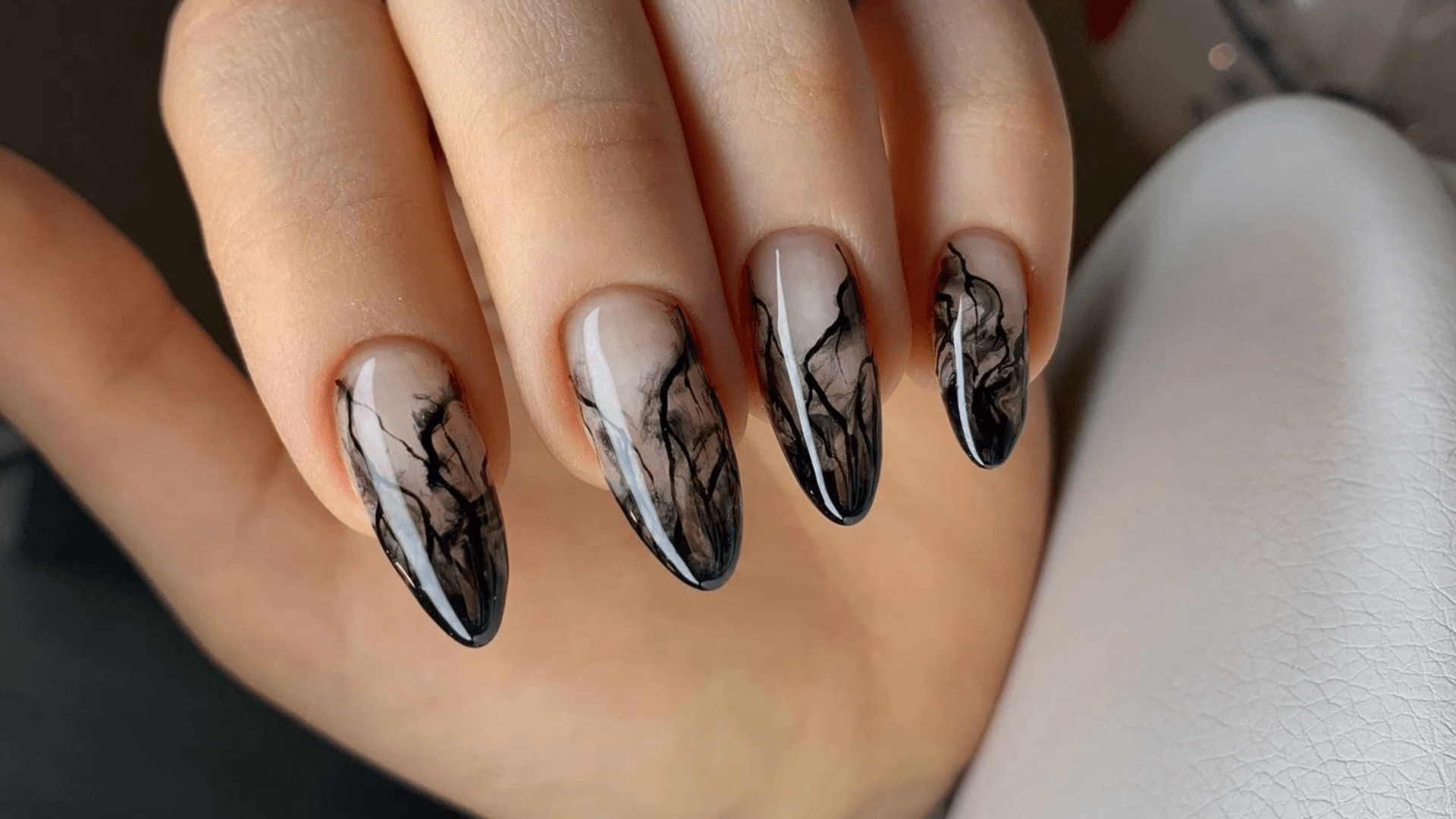 Manicura con efecto humo en degradé.