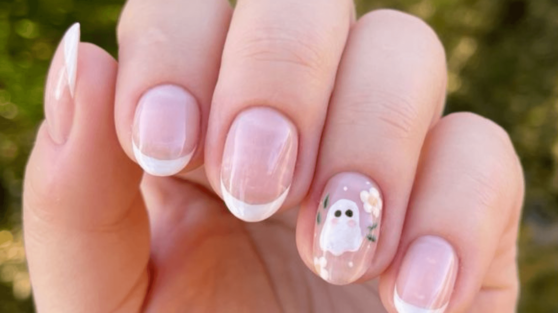 Manicura francesa con fantasma en una uña.