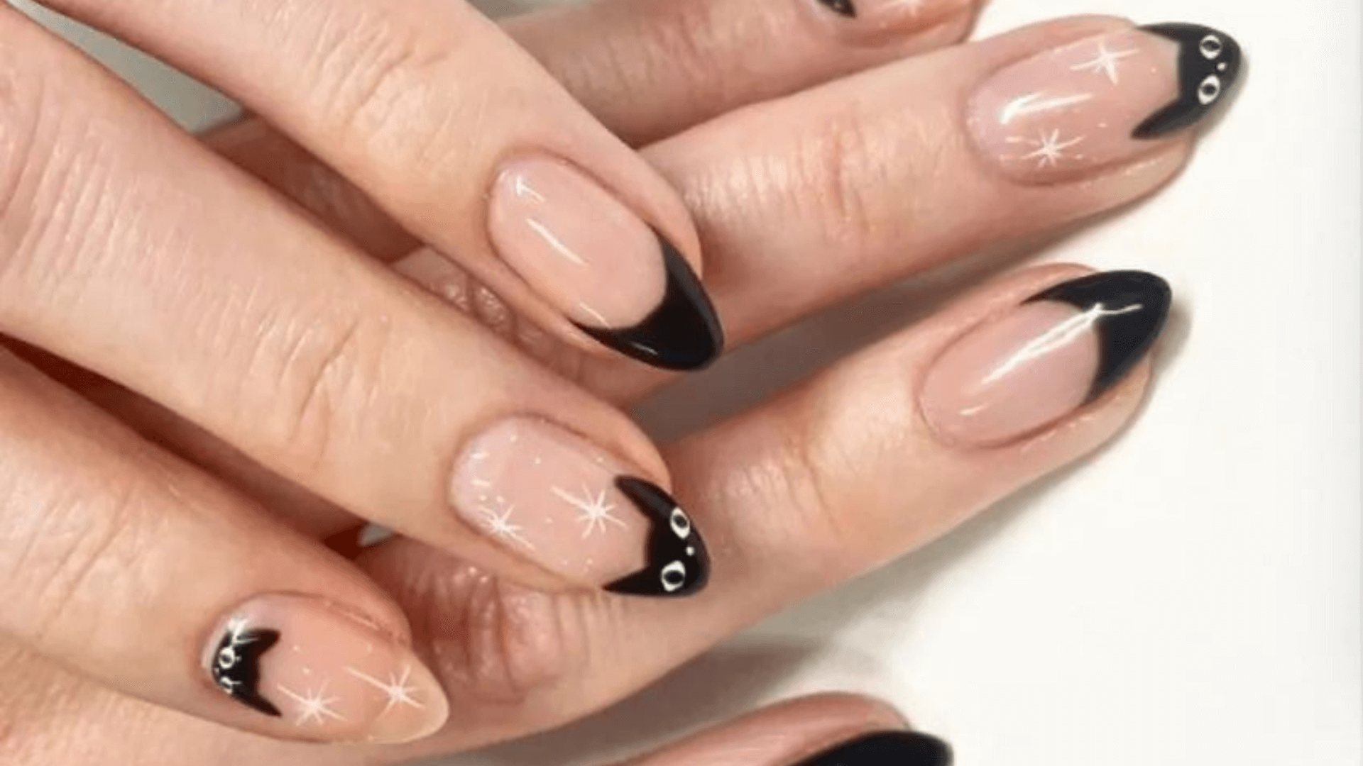 Manicura con gatos negros.