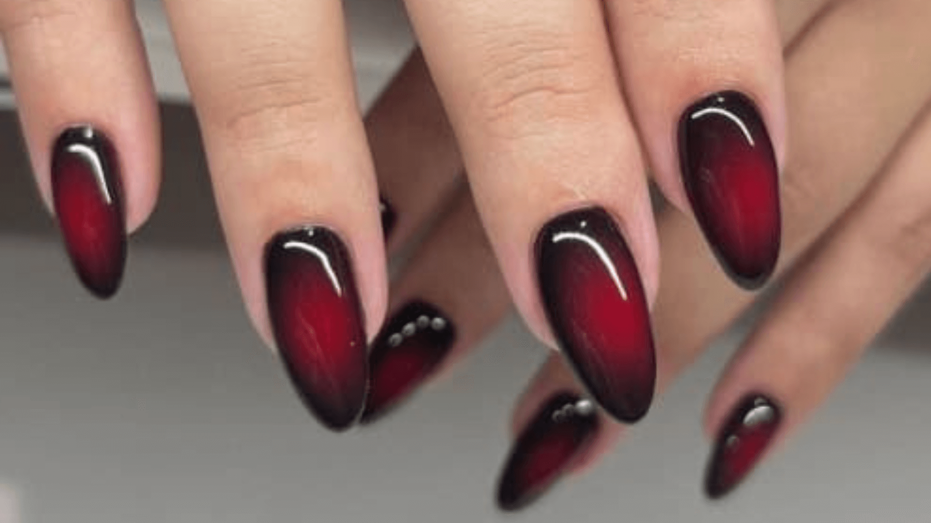 Manicura con glass nails.