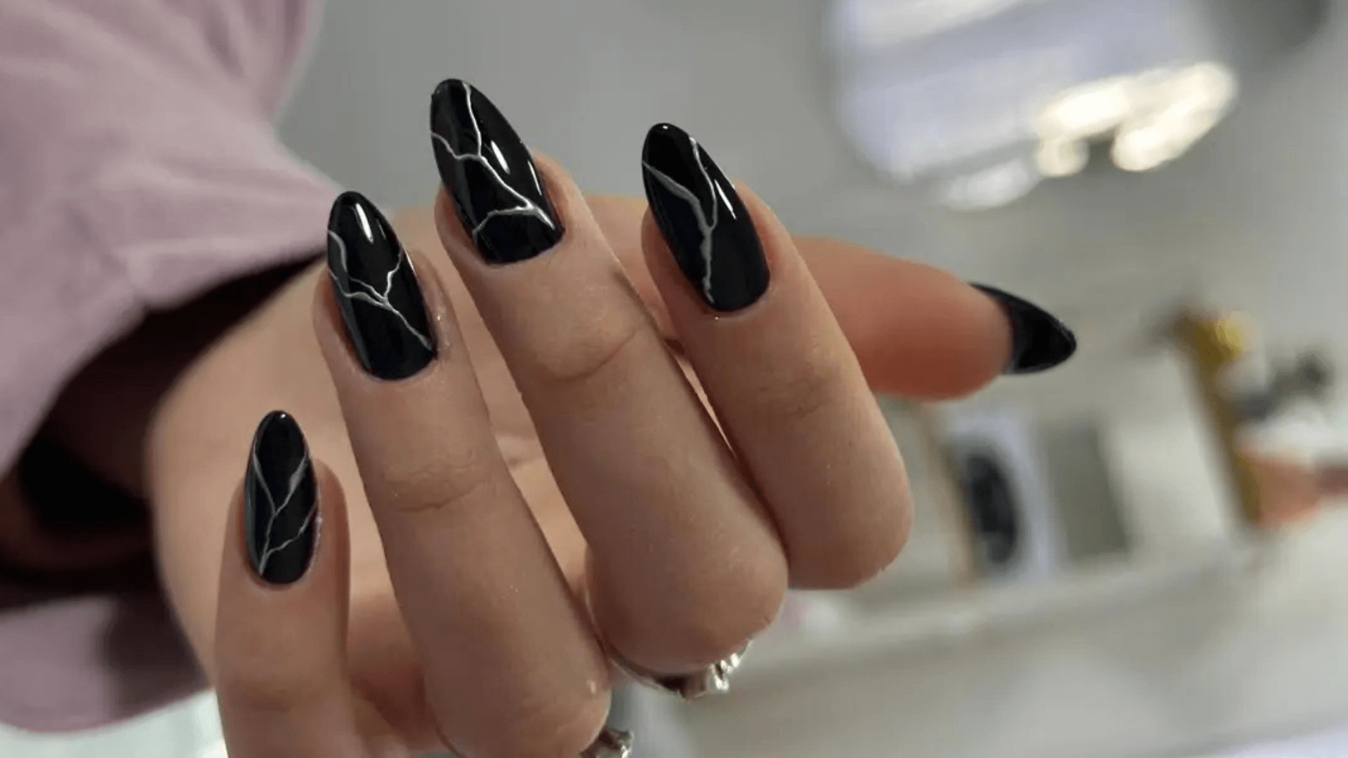 Manicura con efecto mármol.