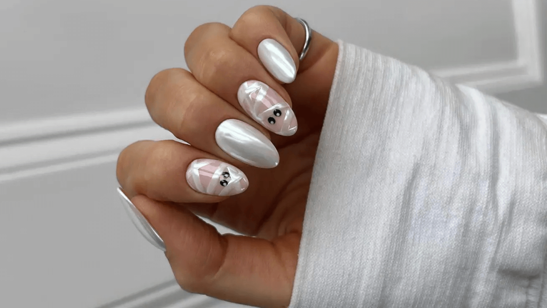 Manicura con momias.