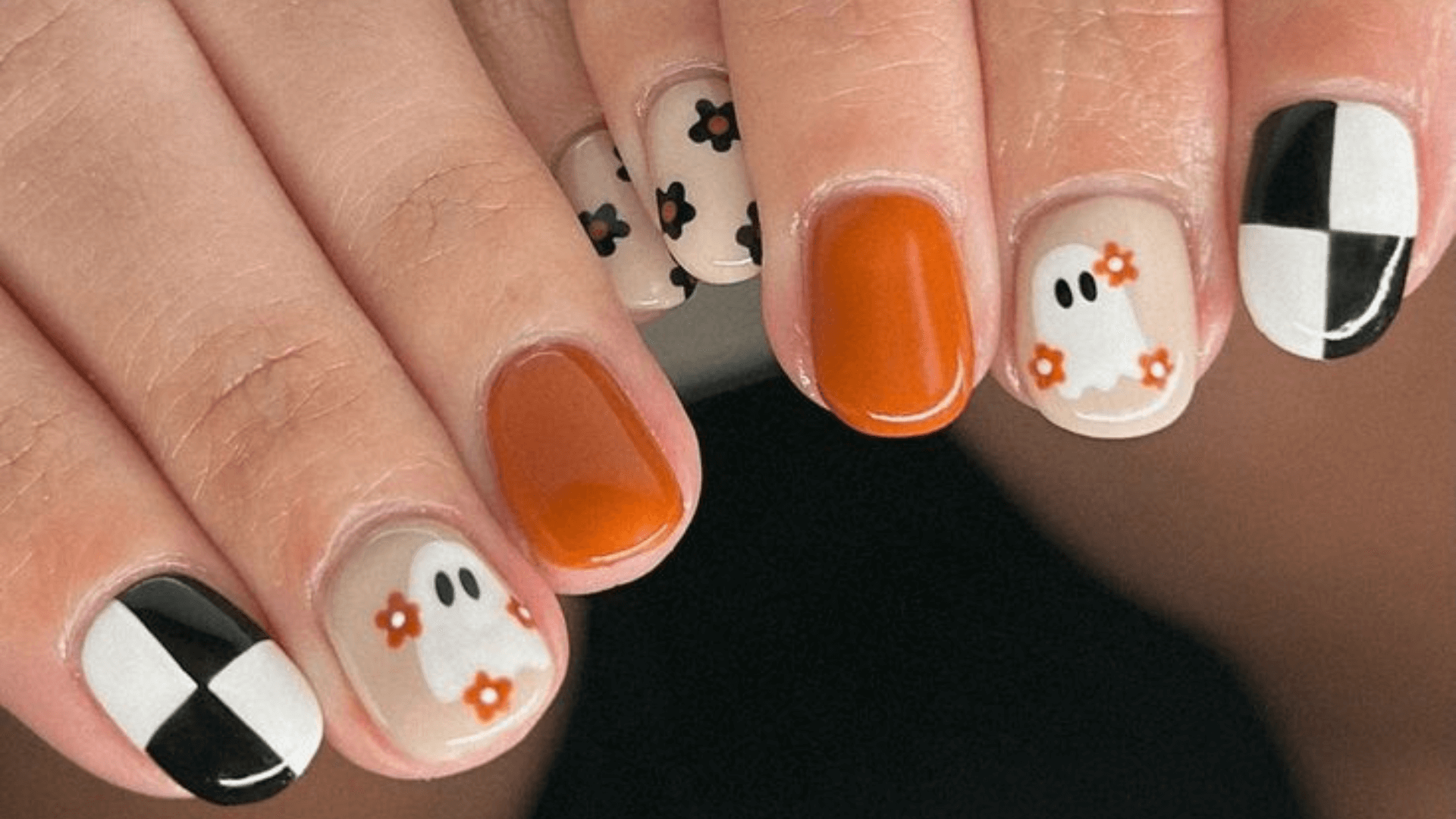 Manicura con mosaico de Halloween.