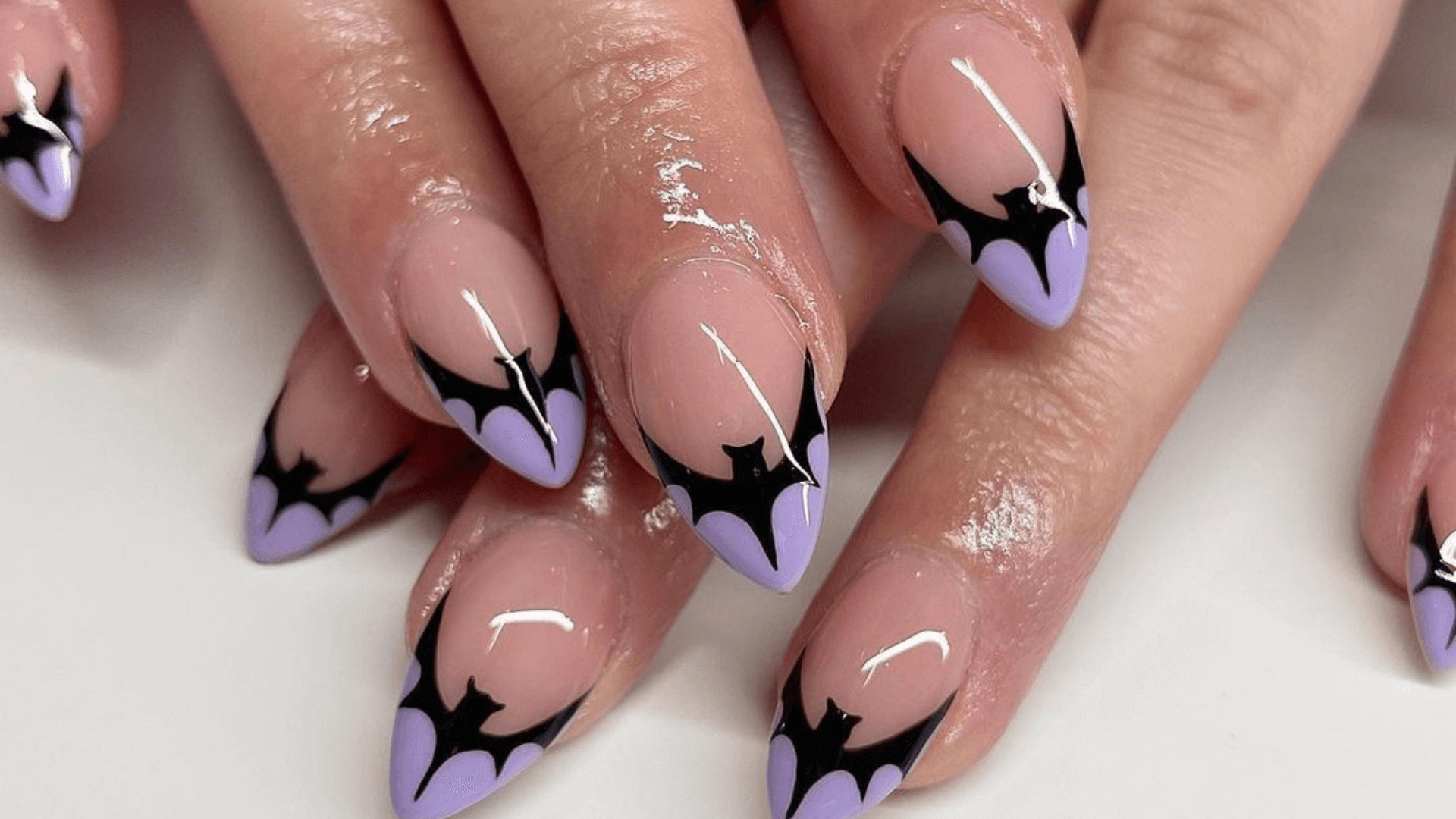 Manicura francesa con murciélagos.