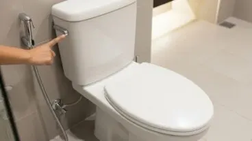 ¿Por qué deberías cerrar la tapa del inodoro antes de tirar de la cadena?