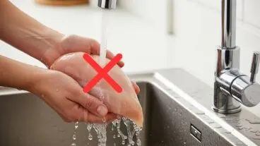 ¿Por qué nunca deberías lavar el pollo crudo bajo el grifo?