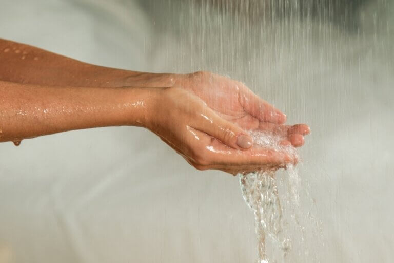 Por qué no debes bañarte con agua caliente en invierno
