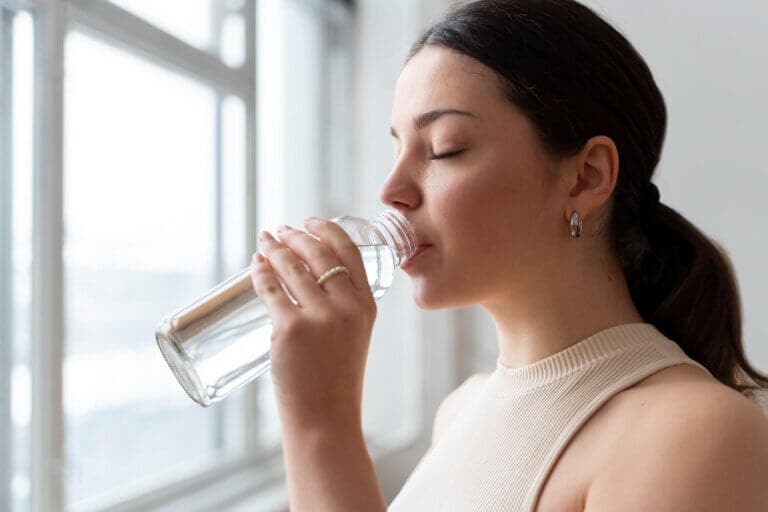 Lo que pasa en tu cuerpo si bebes agua antes del café en la mañana