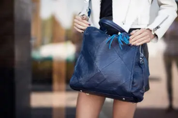 El truco de la crema desmaquillante para bolsos de cuero: cuándo funciona y cuándo no