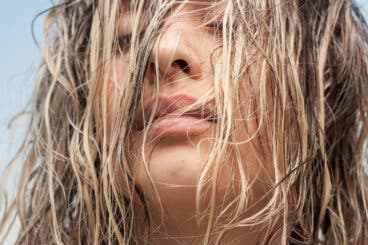 El daño que causas en tu cabello si lo hidratas en exceso (y cómo evitarlo)