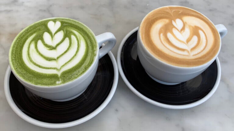 Cambiar el café por té matcha: esto ocurre en tu cuerpo después de una semana