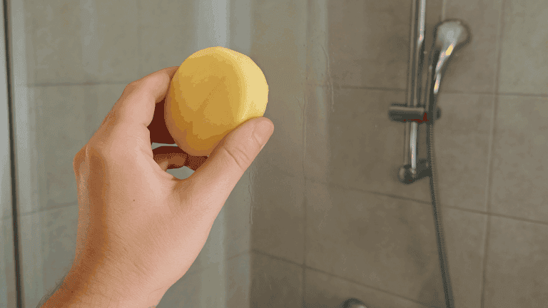 ¿Qué pasa cuando limpias cristales con una patata cruda? Así funciona el truco