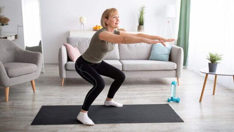 8 ejercicios para fortalecer tus piernas en casa con tu propio peso