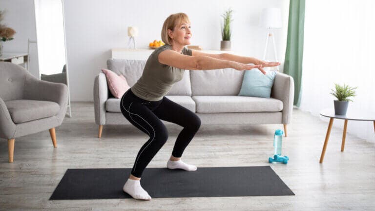 8 ejercicios para fortalecer tus piernas en casa con tu propio peso