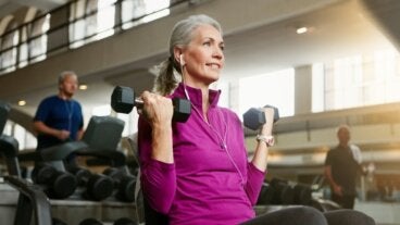 ¿Entrenas igual que a los 20? Después de los 50 debes evitar estos 4 errores