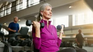 ¿Entrenas igual que a los 20? Después de los 50 debes evitar estos 4 errores