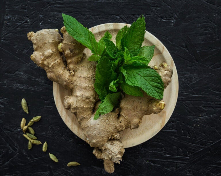 Descubre la infusión de jengibre y menta que alivia la pesadez después de las comidas