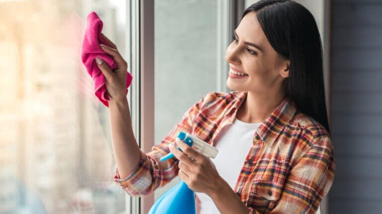 Prepara este limpiacristales casero de 4 ingredientes que quita las manchas sin dejar rastros