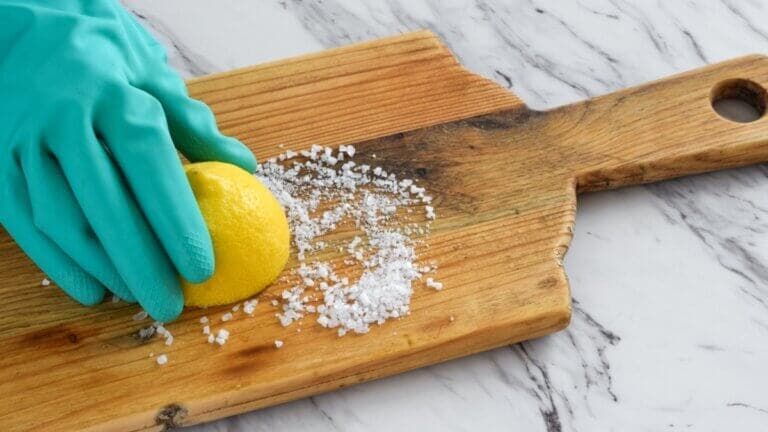 ¿Usas tabla de picar de madera? Aprende a limpiarla con 2 ingredientes que tienes en casa