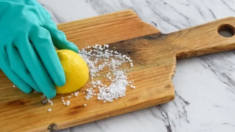 ¿Usas tabla de picar de madera? Aprende a limpiarla con 2 ingredientes que tienes en casa