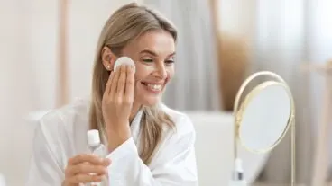 ¿Limpias bien tu cara? Dermatóloga señala 3 errores típicos que pasan factura a la piel