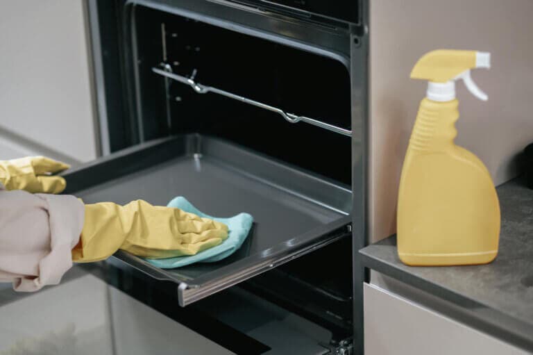 Cómo limpiar el horno con bicarbonato: la pasta casera que disuelve la grasa incrustada