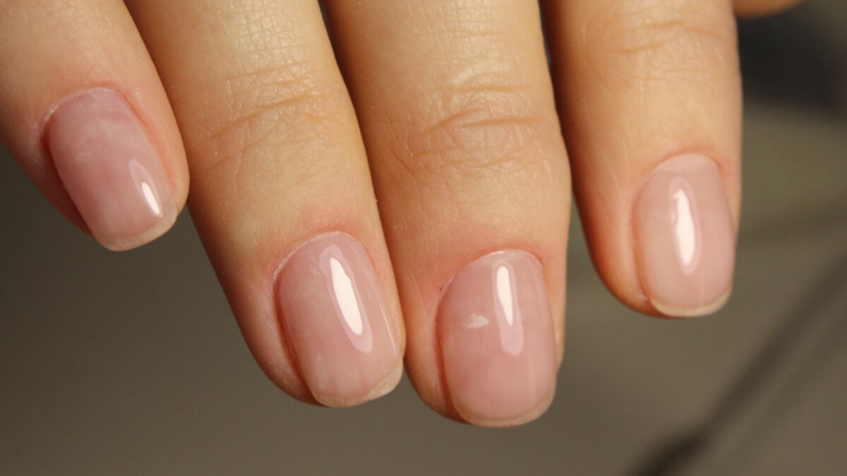 Uñas con manicura pulida.