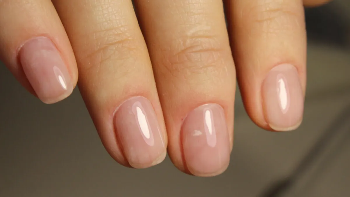 Uñas con manicura pulida.
