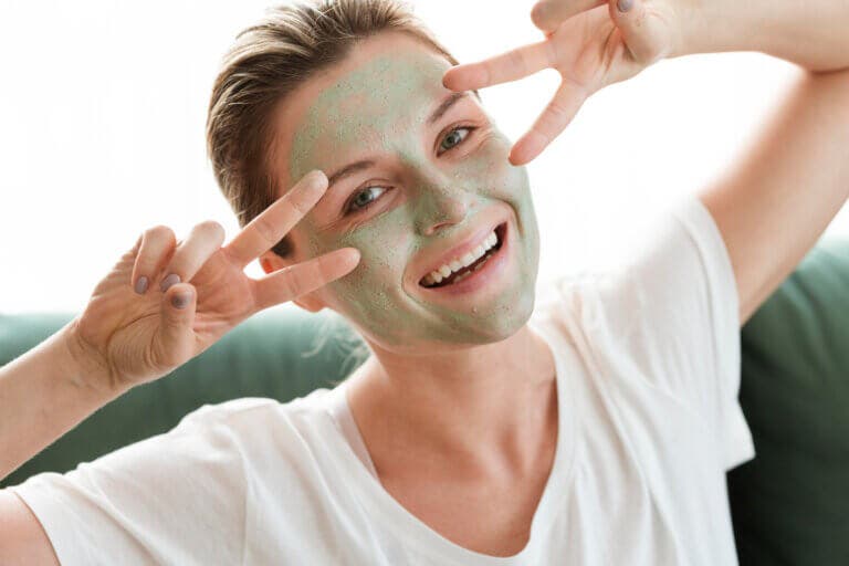 Desatasca tu piel grasa: mascarilla casera de arcilla verde al instante