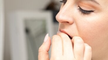 ¿Te muerdes mucho las uñas? Esto es lo que tu cuerpo trata de decirte