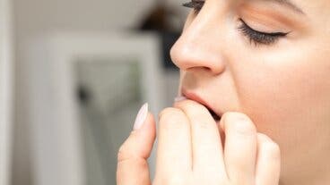 ¿Te muerdes mucho las uñas? Esto es lo que tu cuerpo trata de decirte