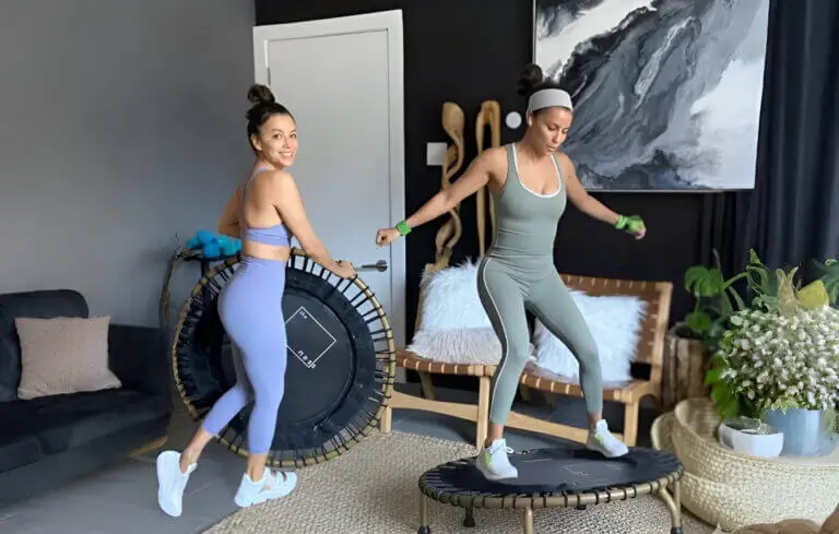 Cómo hacer rebounding: el ejercicio de cardio que usa Eva Longoria en su rutina