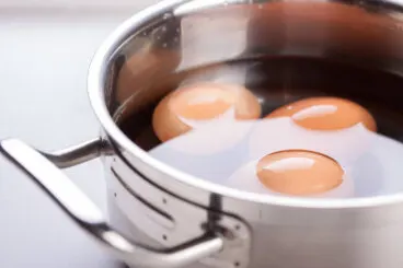 Regar las plantas con el agua donde cociste huevos: ¿fertilizante o mito?