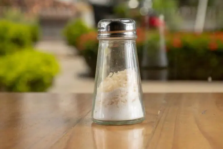 ¿Deberías poner arroz en tu salero? Mira cuándo sirve (y cuándo no)