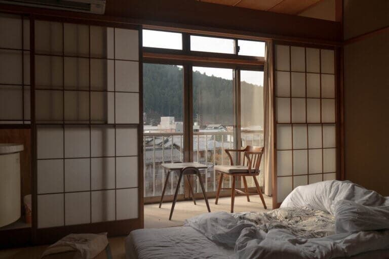 Descubre la técnica japonesa para ahorrar espacio en tu habitación sin perder comodidad