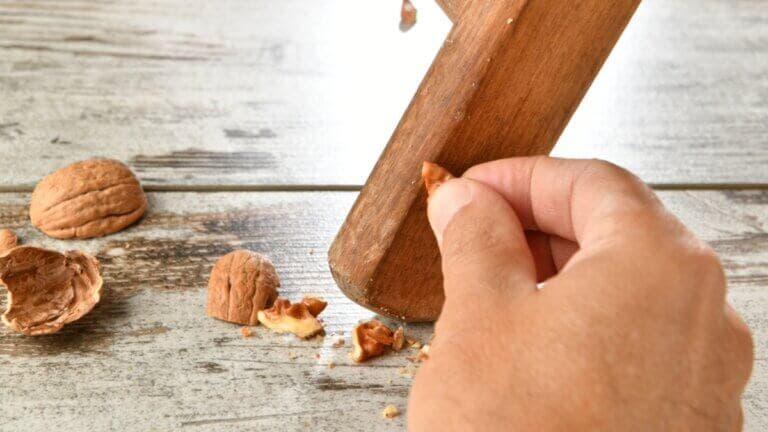 Cómo usar una nuez para reparar arañazos en tus muebles de madera