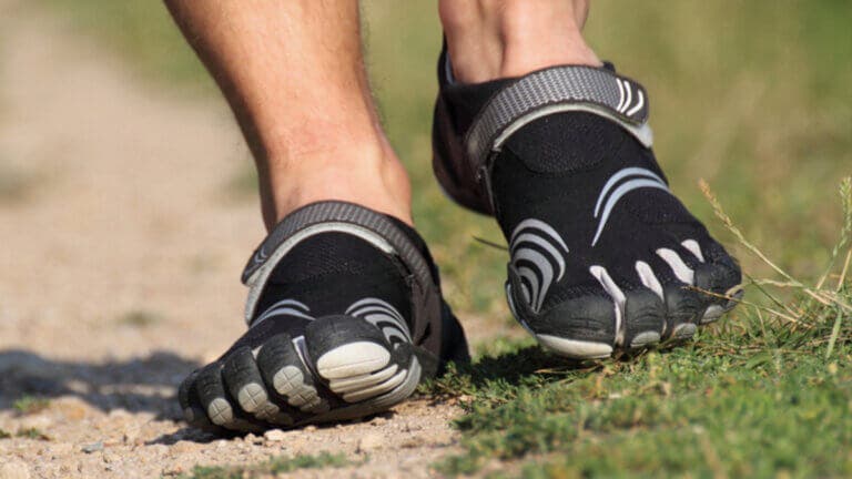 Zapatos de cinco dedos, ¿son mejores que las zapatillas deportivas? (cuándo sí y cuándo no)