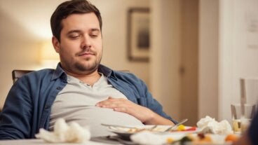 Ni café ni chicle: lo que de verdad ayuda a bajar la pesadez después de comer