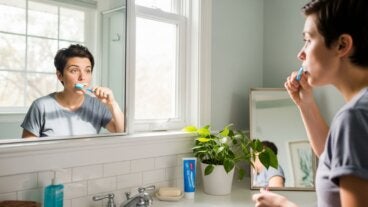 Mira qué ocurre en tu cerebro cuando te cepillas los dientes con la mano no dominante