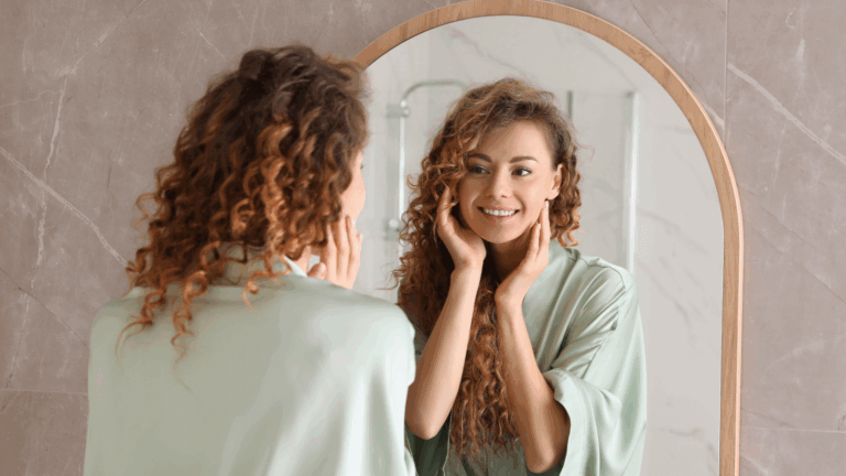 "Hoy va a ser un buen día": esto ocurre cuando te motivas frente al espejo