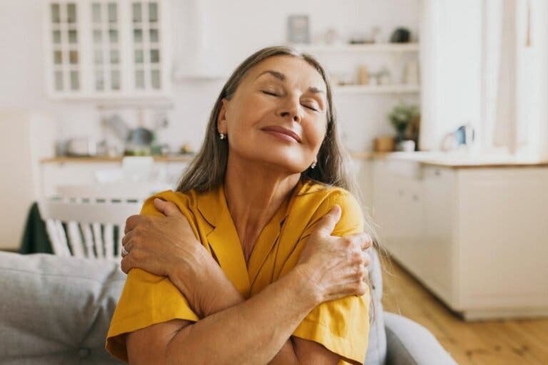 ¿No tienes pareja que te abrace? El auto-abrazo también tiene beneficios