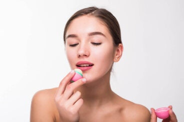 Vaselina vs bálsamo labial: ¿cuál es mejor contra los labios resecos?