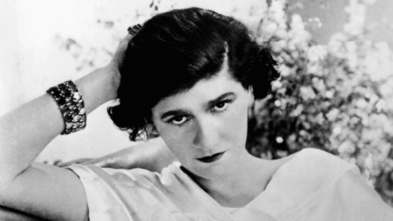 Coco Chanel, diseñadora, "La belleza comienza cuando decides ser tú misma"